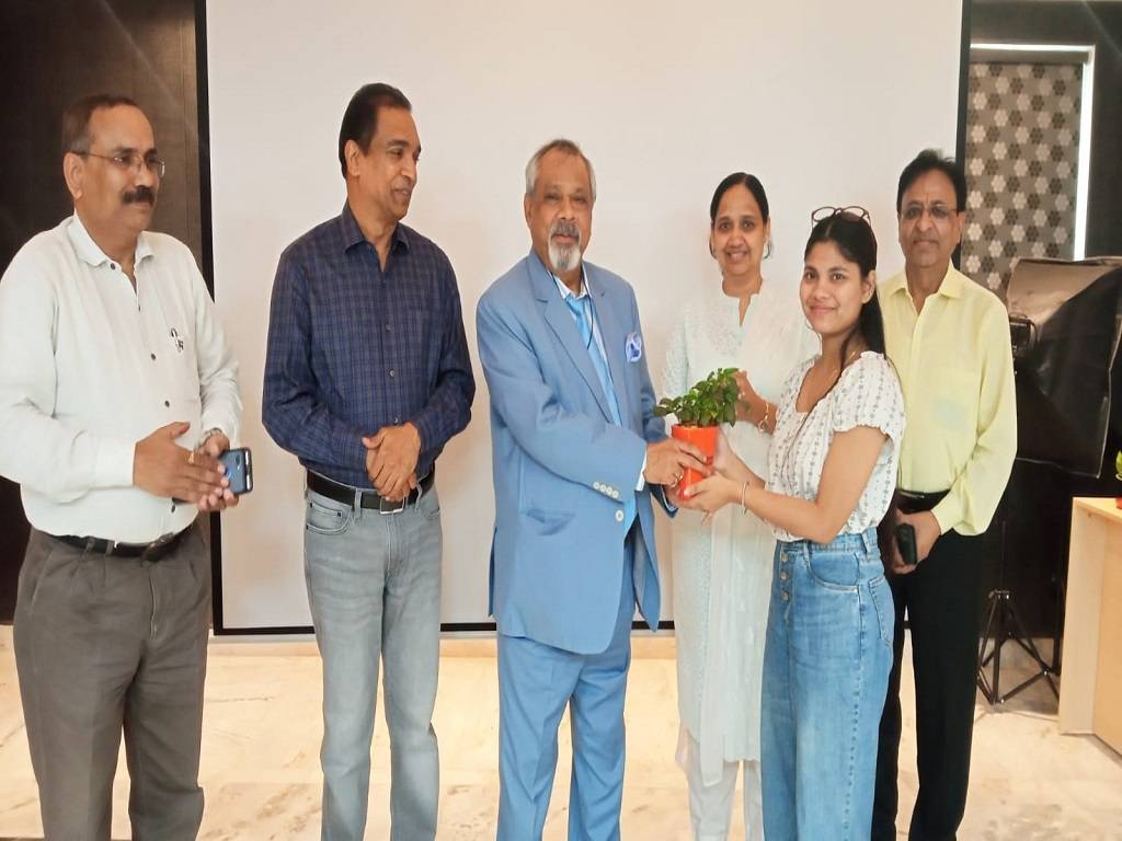 Laavanya felicitating Kailash singh at kJ chaupal