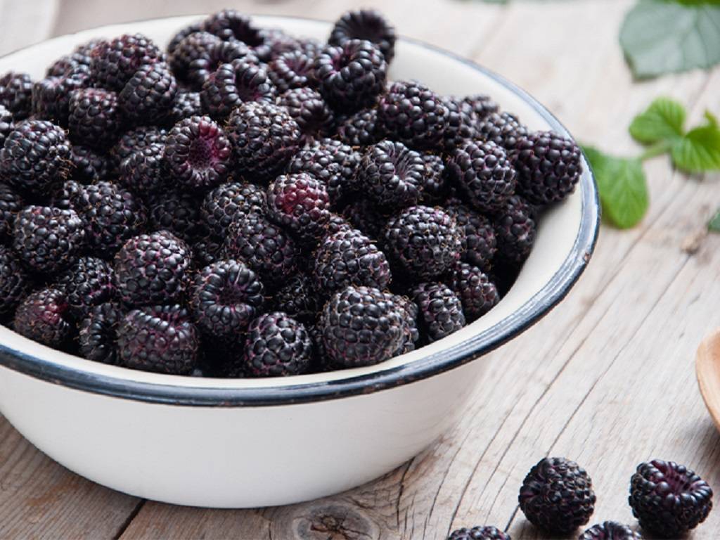 Blackberries have both soluble and insoluble fiber.