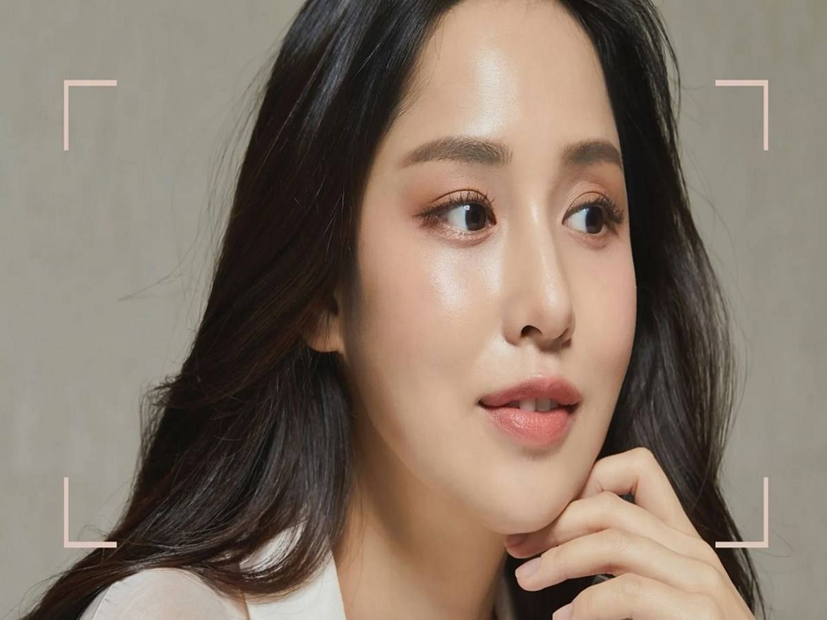 These home remedies have been used in India for a long time. Shahnaz Husain, a beauty expert, recommends several natural ingredients that will help you achieve Korean glass skin.