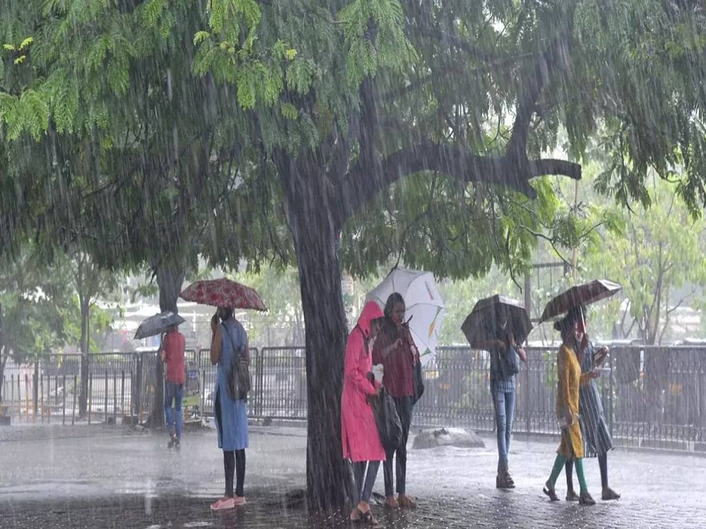 It is also quite possible that there will be isolated places of severe rain in the Konkan and Goa.