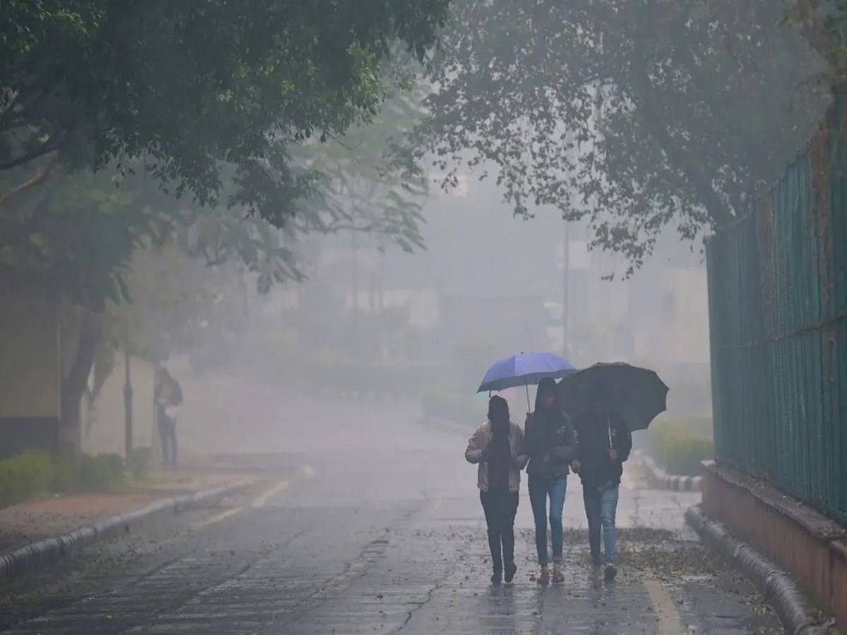 Ghat areas of Madhya Maharashtra, Interior Karnataka & south Gujarat region is likely to witness rainfall.