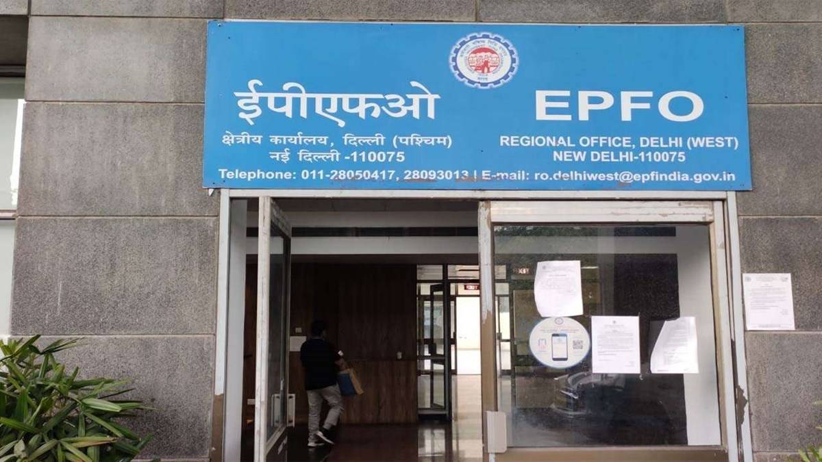 The working class has been calling for an increase in the pension under the EPFO's employees' pension system (EPS). However, the pension fund is unable to pay a minimum pension of Rs 3,000 per month due to the inadequate contribution that EPF users now make to EPS.