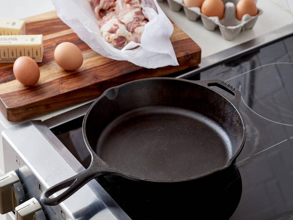 Even while it's generally acknowledged that cast iron raises food's iron content, few sources properly measure the difference, which has always made me wonder if this is just an urban legend.