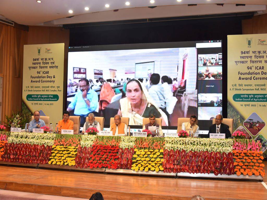 Union Agriculture Minister virtually interacting with a woman farmer, Shanta Patel