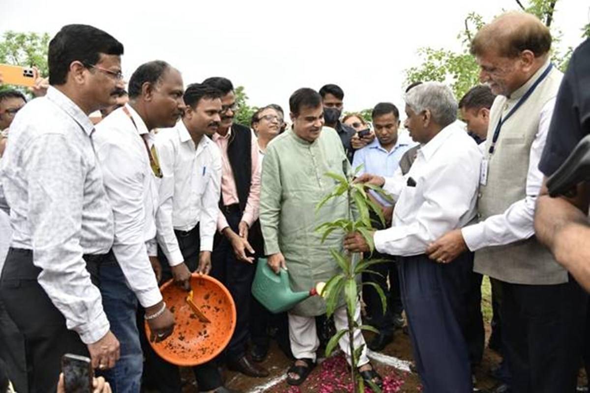Nitin Gadkari, Union Minister for Road Transport and Highways during plantation drive