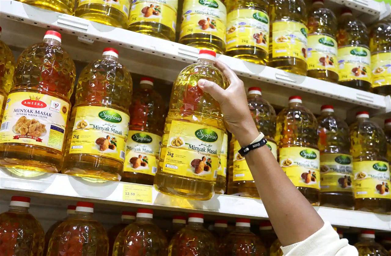 On July 6, the food ministry organised a conference to address edible oil costs and instructed edible oil companies to pass on savings from a drop in the price of cooking oil to customers.