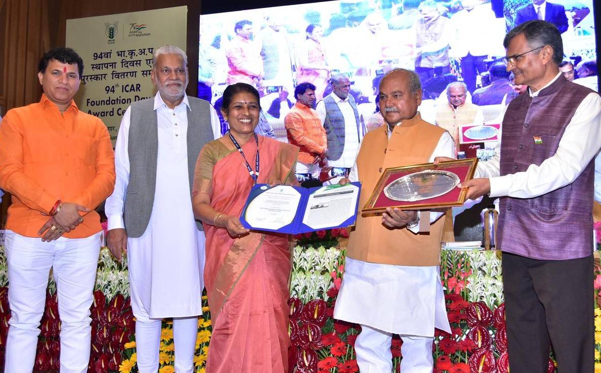 C. K. Thankamani, Director of the IISR, presented with an award by Union Minister of Agriculture and Farmers Welfare Narendra Singh Tomar.