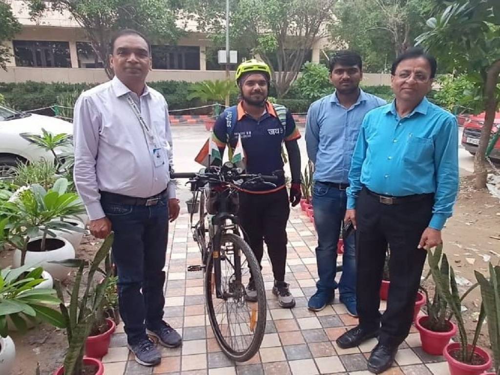 Neeraj came on his bicycle to visit Krishi Jagran.