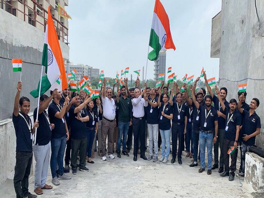 The Krishi Jagran family along with Somani Seeds MD KV Somani hoisting the flag at the KJ headquarter.