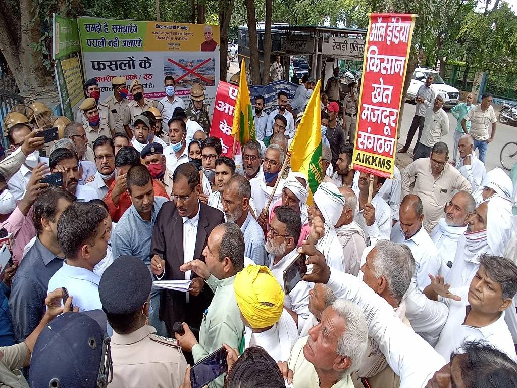 Farmers from various states arrived at Rajapur Mandi Samiti dharna site in the Uttar Pradesh district of Lakhimpur Kheri on Friday.