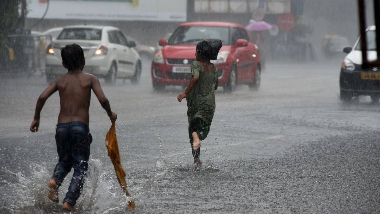 Isolated heavy downpours with thunderstorms or lightning were predicted by the IMD for the Western Himalayan area, which includes Himachal Pradesh and Uttarakhand.