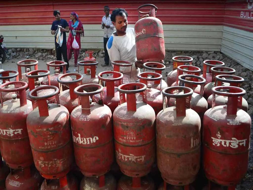 The 19-kg cylinder will now cost Rs 1,995.50 in Kolkata instead of Rs 2,095.50 as it did previously.