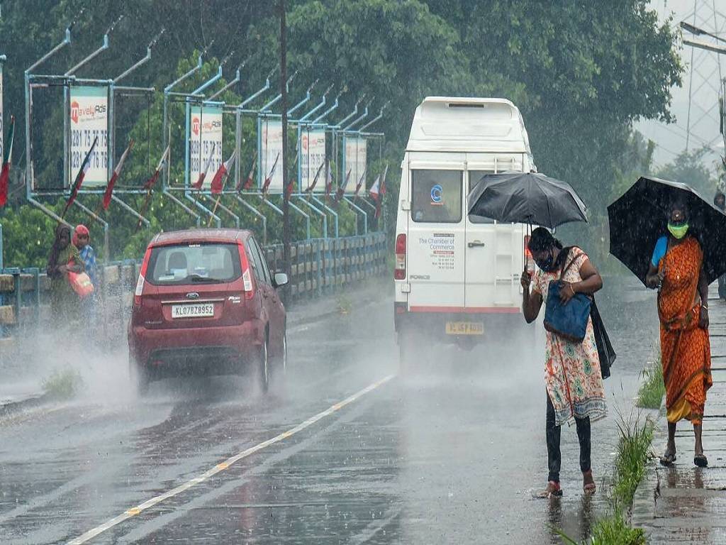 During the next five days, Tamil Nadu, Kerala, Mahe, and South Interior Karnataka are expected to see isolated heavy rainfall accompanied by thunderstorms and lightning.