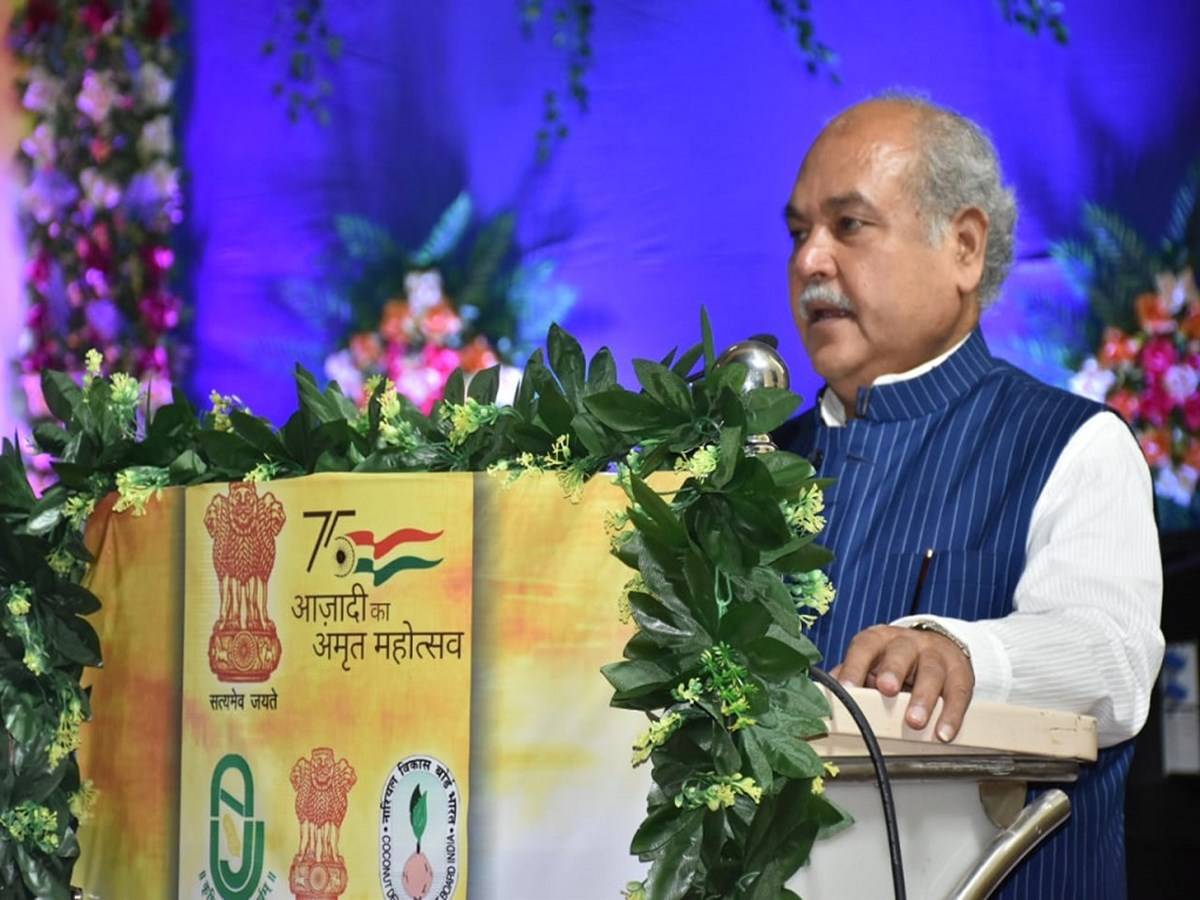 Narendra Singh Tomar speaking at the conference of coconut farmers.