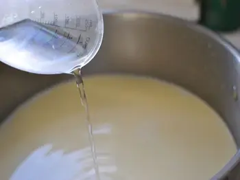 Mumbai Police Seizes 1000 litres of Adulterated Milk at Dharavi, 6 held