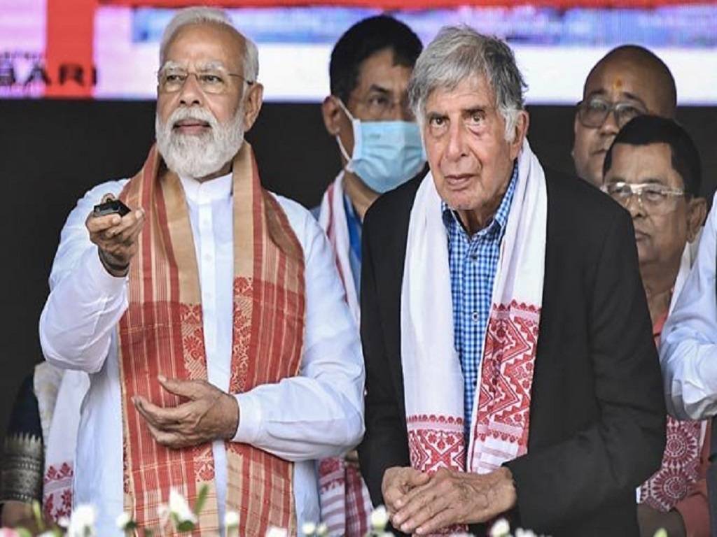 PM Modi with Ratan Tata (Pic courtesy Twitter)