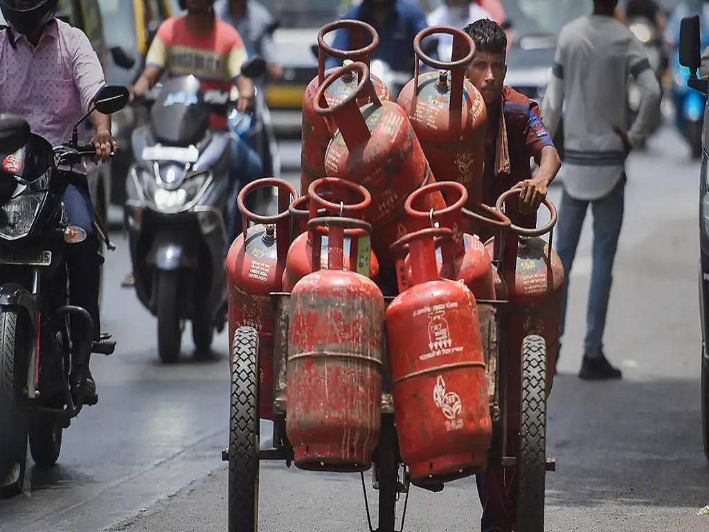 There are currently gas cylinders available on the market that let you know how much gas is still inside.