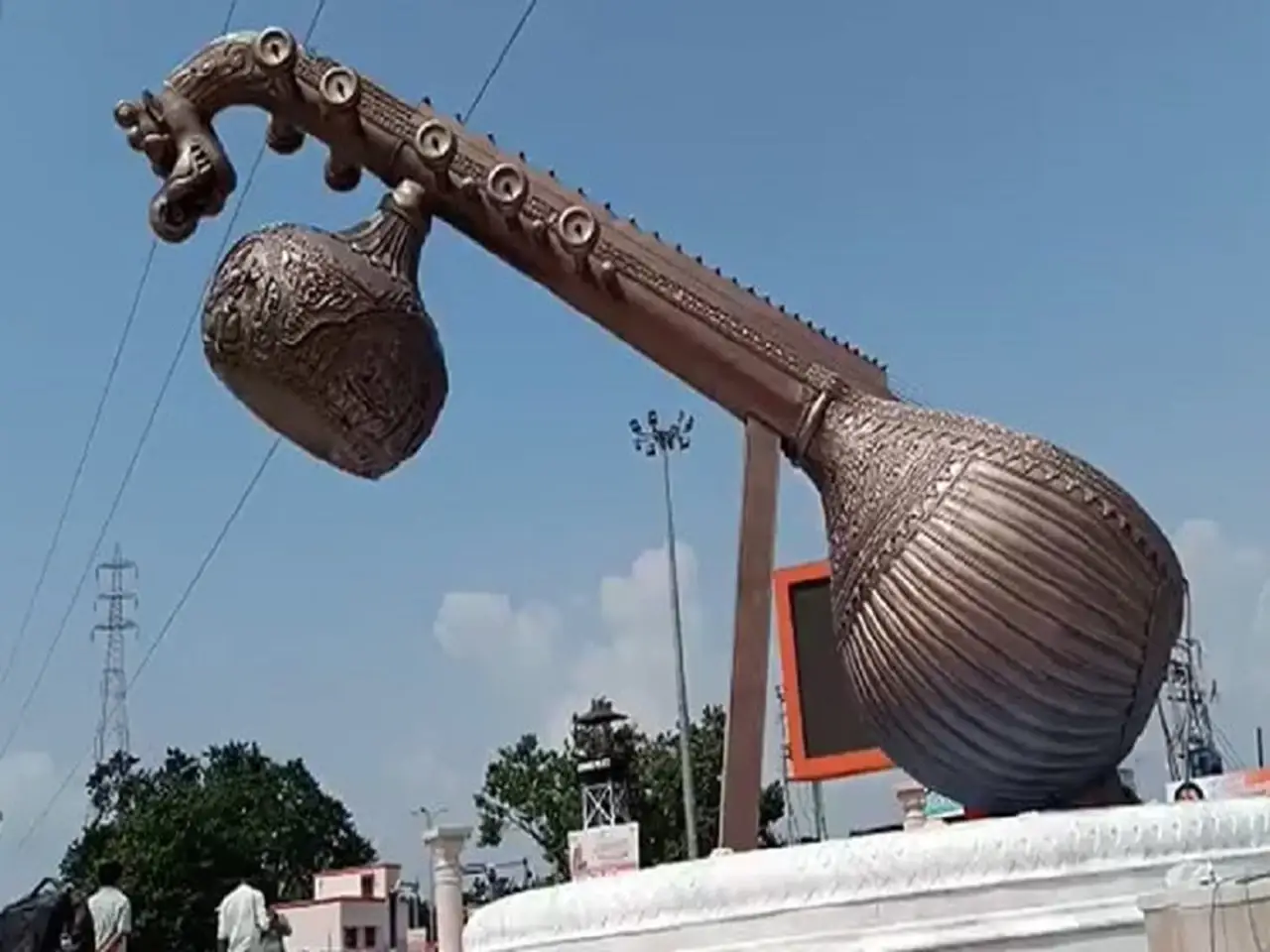 A 40-foot statue of a veena, weighing 14 tonnes, has been installed at a prominent intersection in Uttar Pradesh's Ayodhya