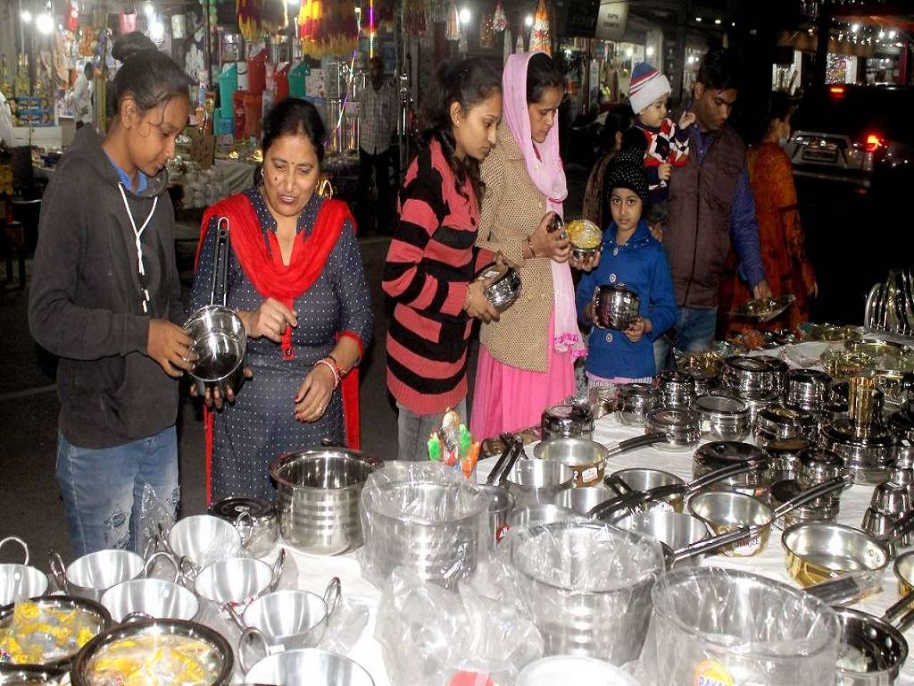 Buying steel utensils on Dhanteras is a widespread custom but it is advisable not to buy utensils made of steel.