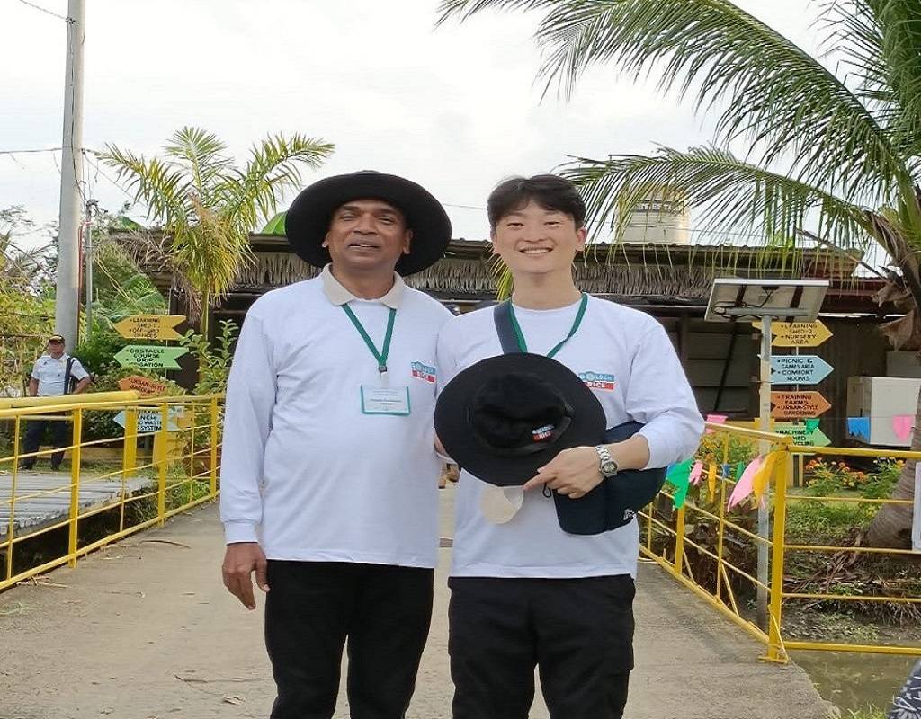 A fun visit to the Future Rice Farm, a golden rice field, was organized on the 3rd day of Pan-Asia Farmers' Exchange Program