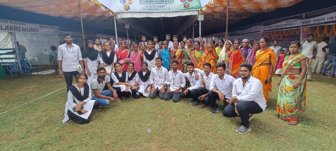 College students who participated in the event with much vigor posing with the progressive women farmers of Odisha