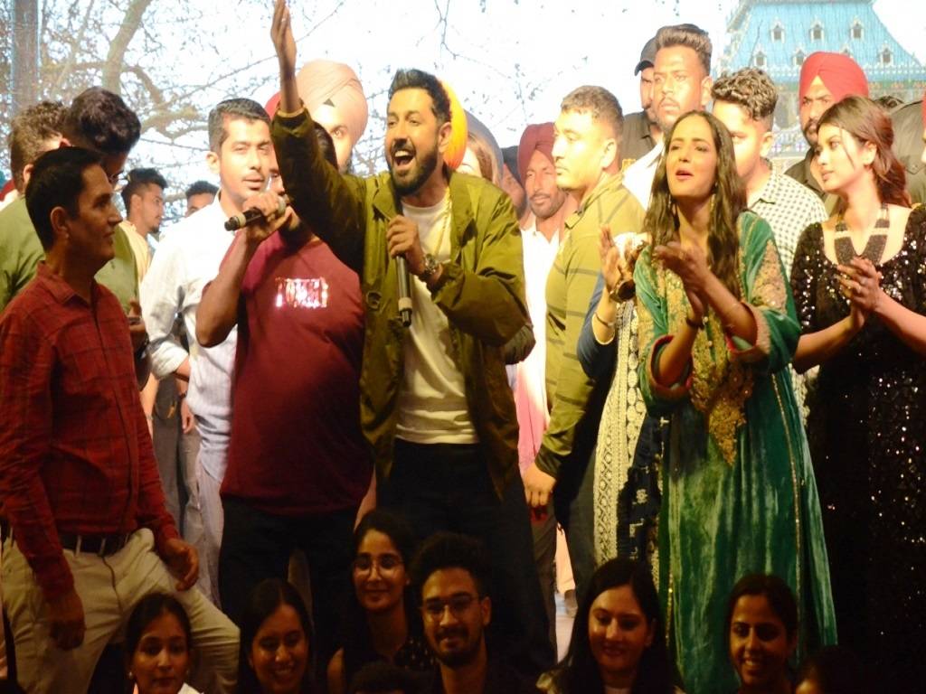 Gippy Grewal, Karamjit Anmol and Jasmin Bhasin performing during the youth festival at college