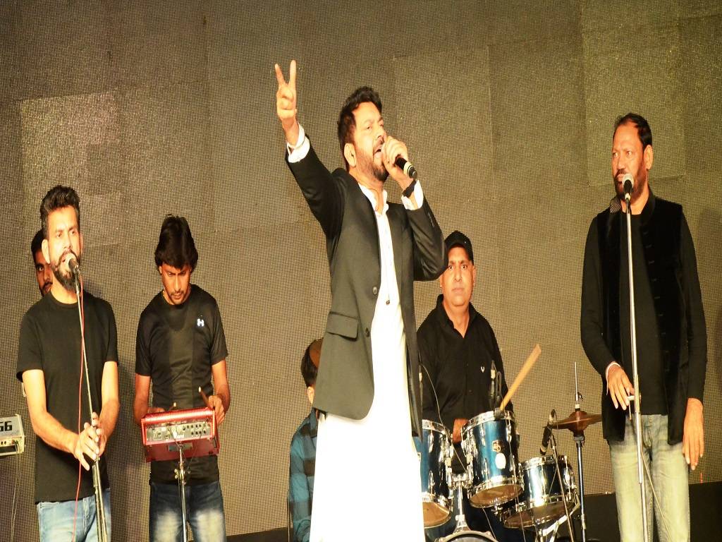 Jasbir Jassi performing during youth festival at vet varsity