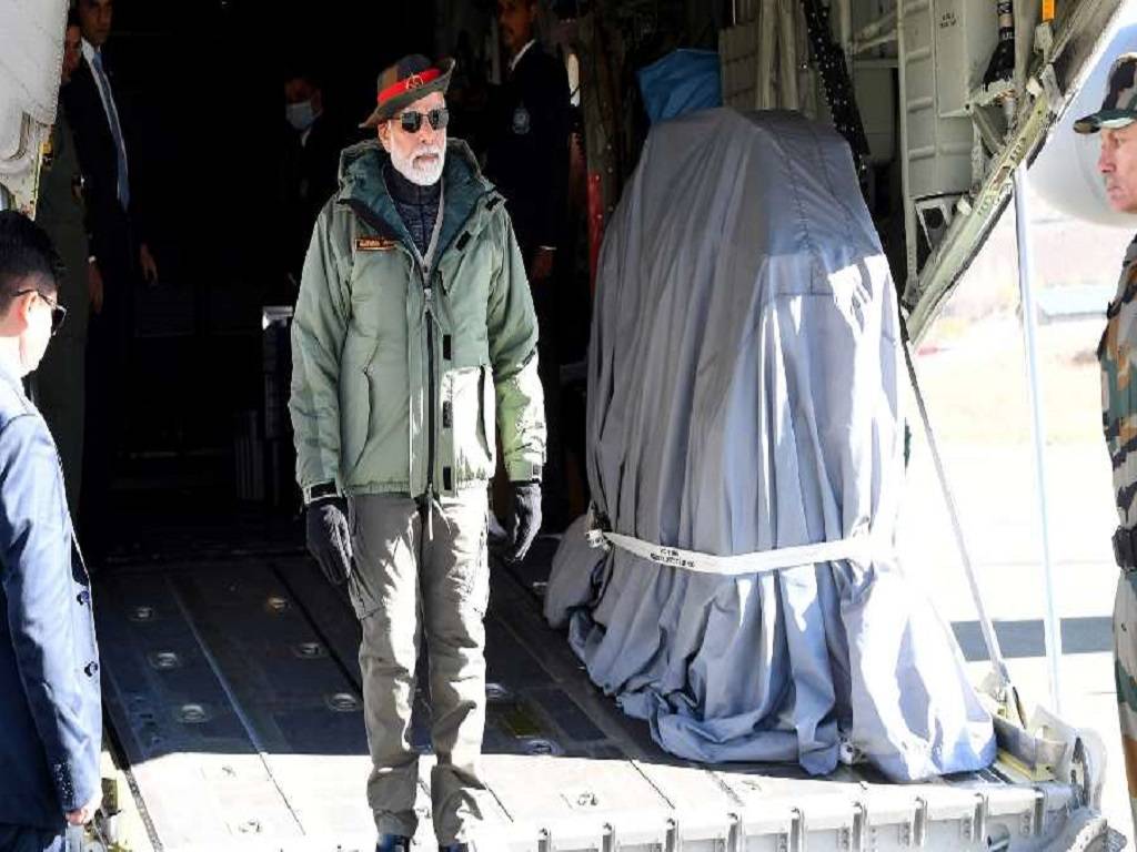 On October 24, Prime Minister Narendra Modi visits Kargil to celebrate Diwali with Indian Army soldiers. (courtesy: Twitter)