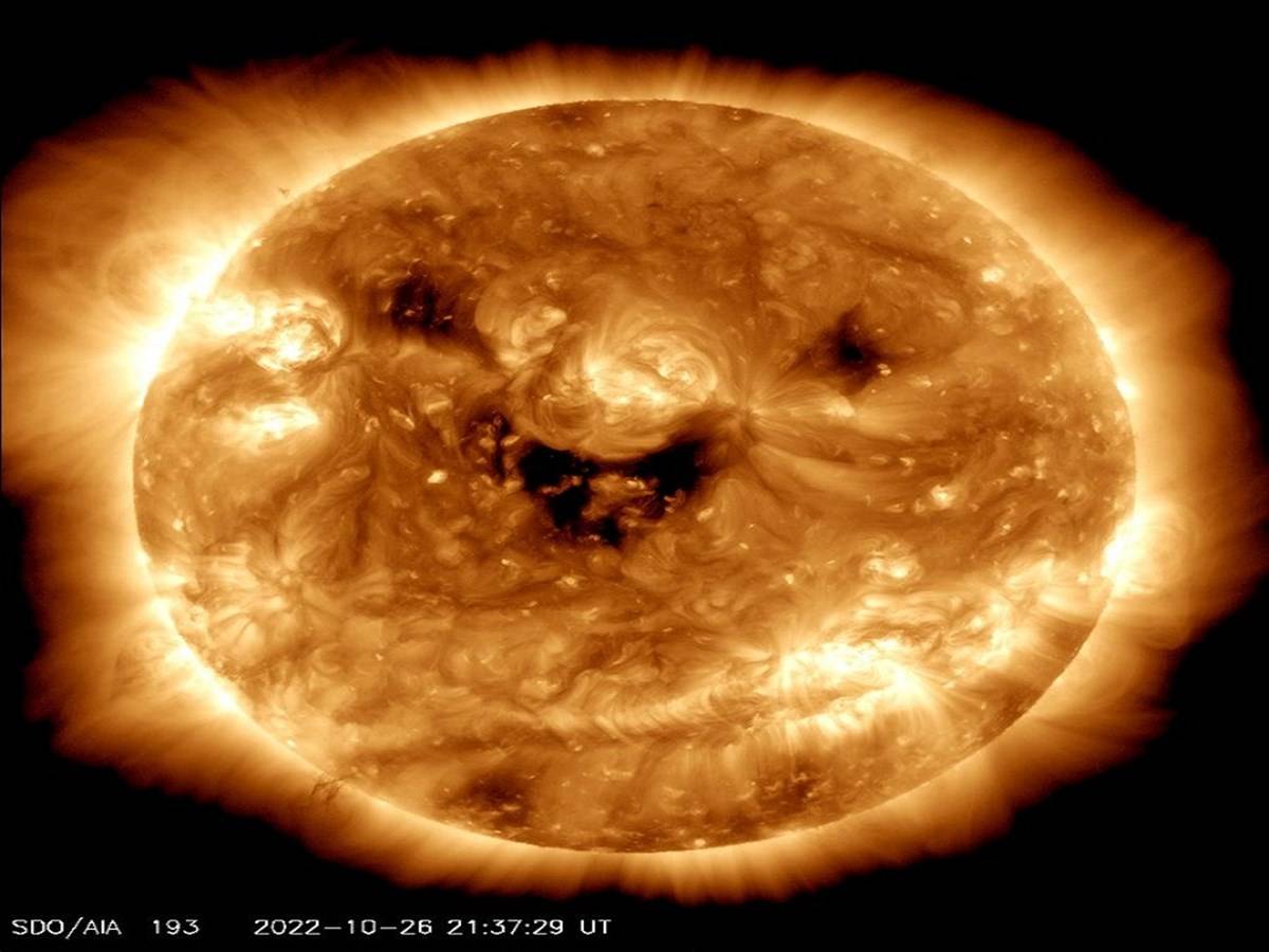 Have you ever imagined the sun grinning? No, we believe. (Image Source: NASASun, Twitter)