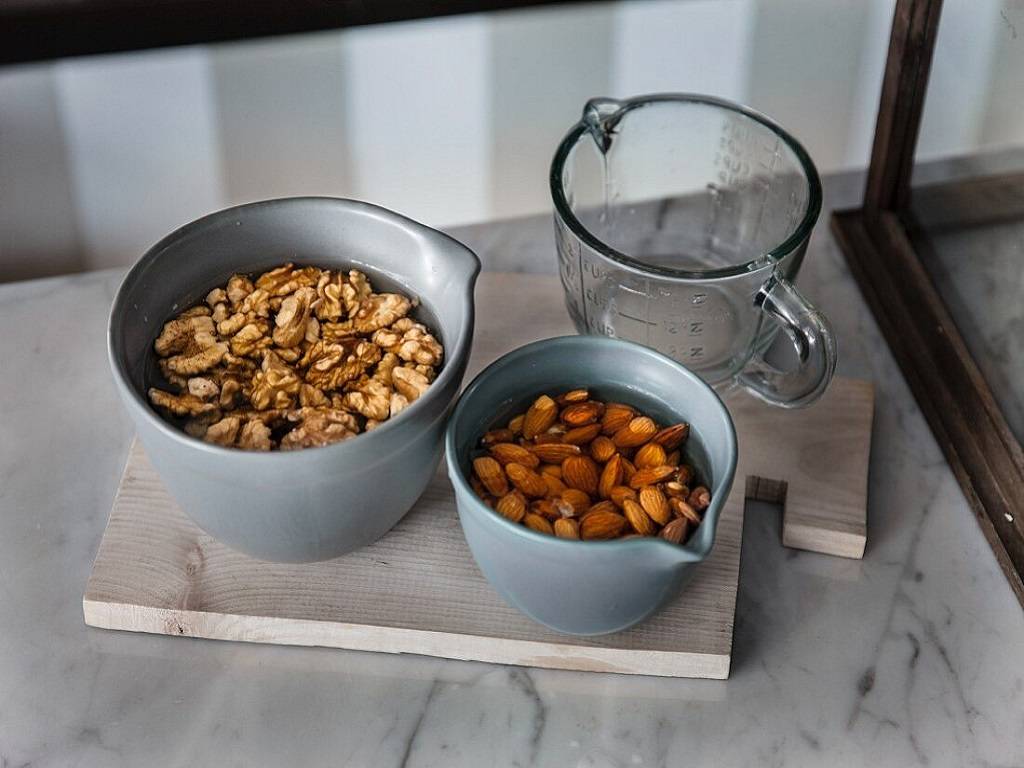 Walnuts are advantageous for those with diabetes in addition to raising levels of good cholesterol (HDL cholesterol) and maintaining heart health.