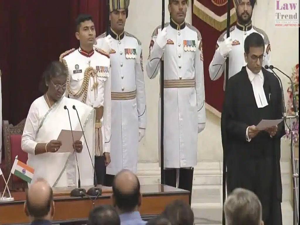 President Murmu and CJI DY Chandrachud at Rashtrapati Bhawan in New Delhi