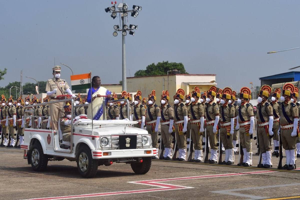 The President was accorded a guard of honour on her first visit to Odisha. (Pic credit - twitter)