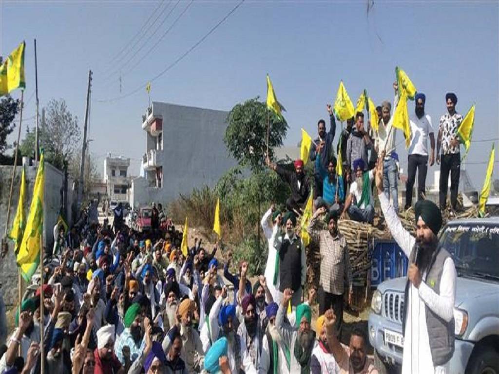 Farmers protesting in front of Tanda MLA's House