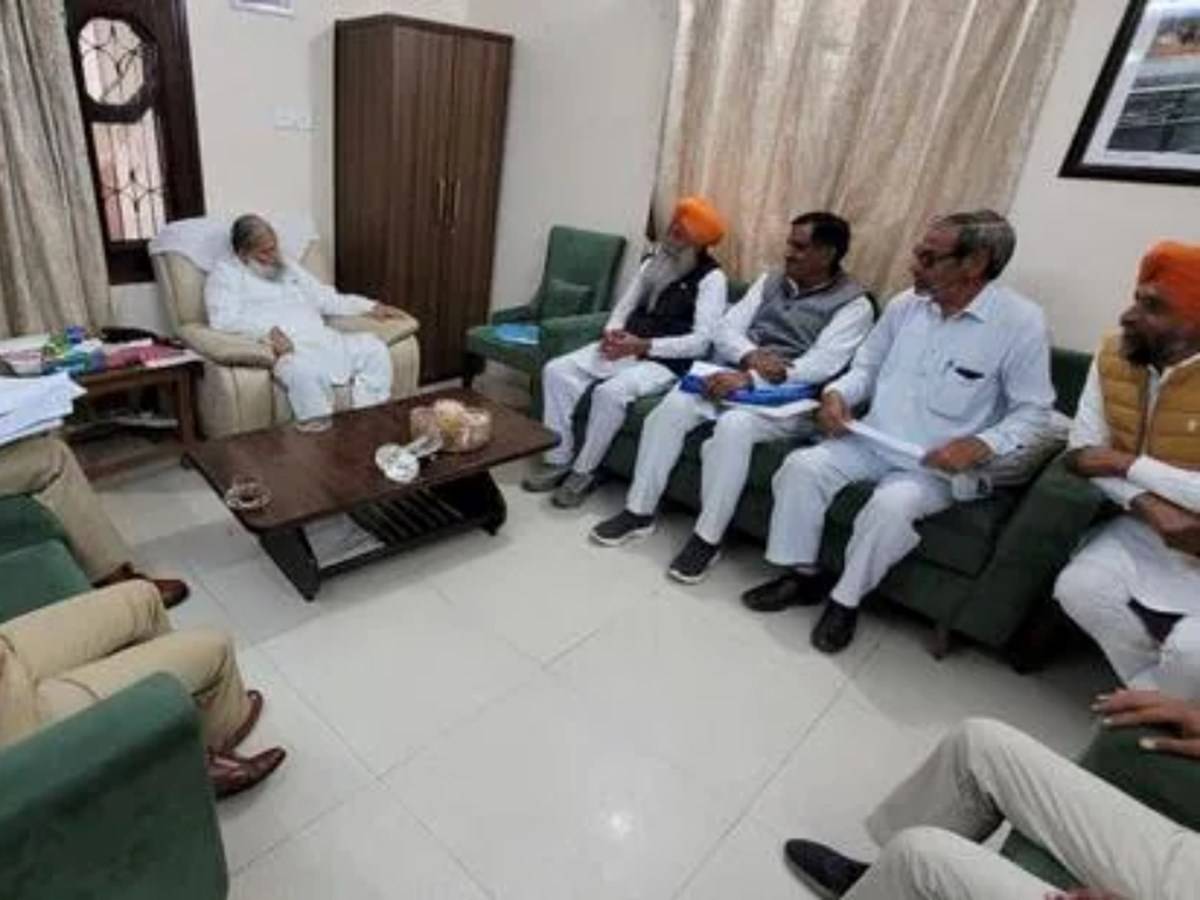 The delegation of farmer leaders of Bhartiya Kisan Union (Charuni faction) meets Haryana home minister Anil Vij