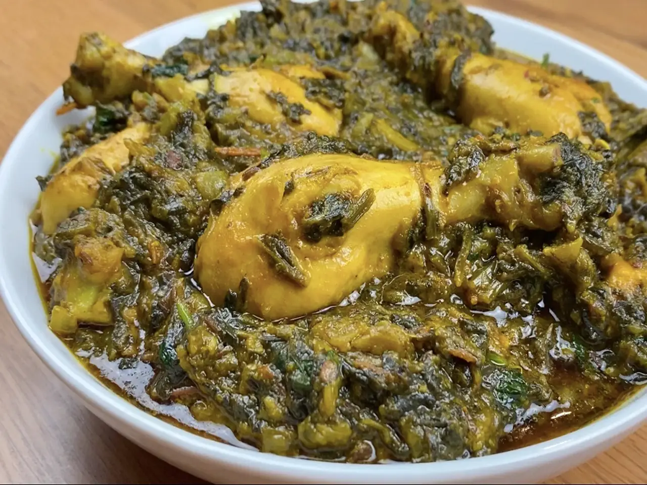 Palak chicken is made with tender pieces of boneless chicken breast and spinach leaves simmered in an onion-tomato gravy.