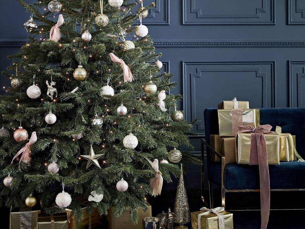 When buying a Christmas tree, make sure the merchant makes a fresh cut that runs parallel to the trunk's base to facilitate water absorption