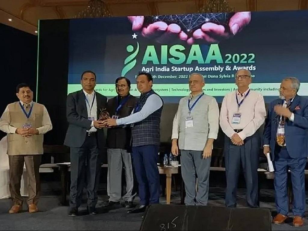 The chief guest Jitender Juyal, Joint Director of Dept. of Food and Public Distribution handed over the award to MC Dominic during the award ceremony