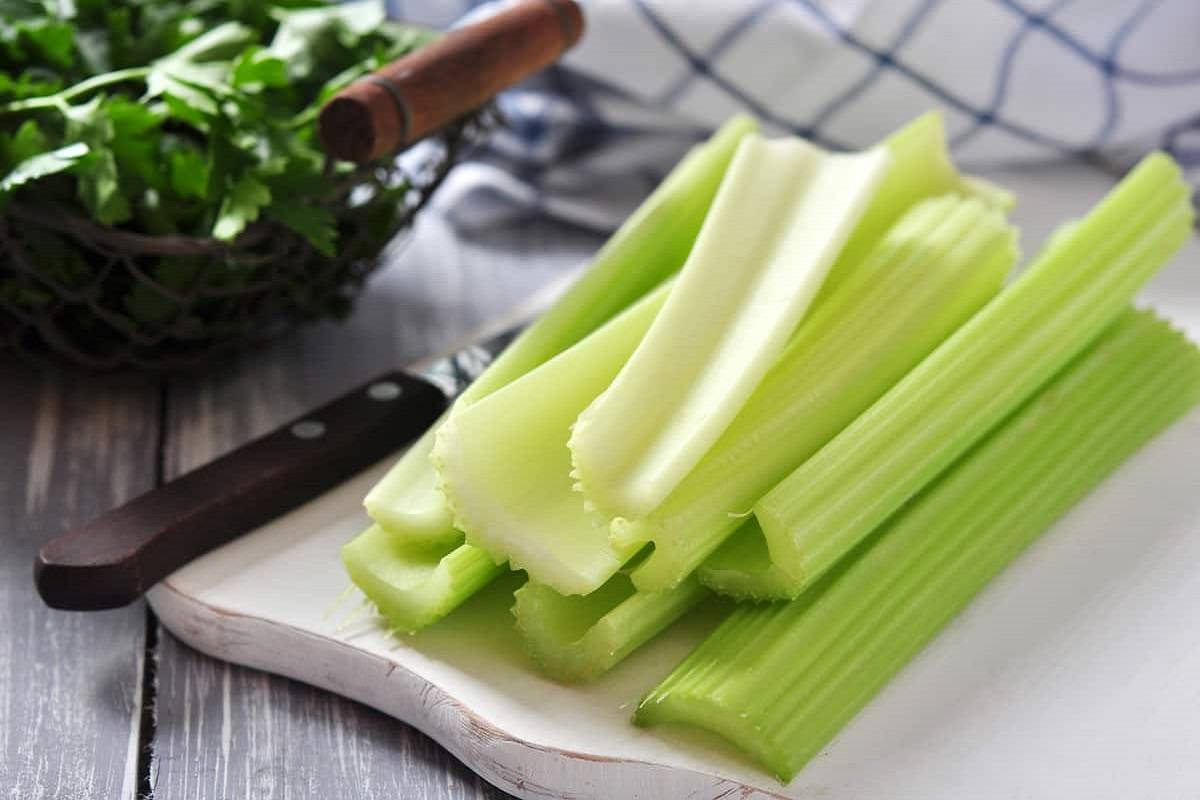 Raw celery is used in salads in the USA. It is also sometimes served with spreads or dips