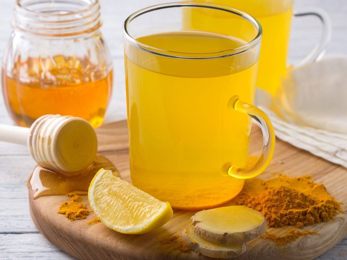 Homemade drinks like Lemon-honey tea, ginger tea, can be an effective remedy for sore throat.