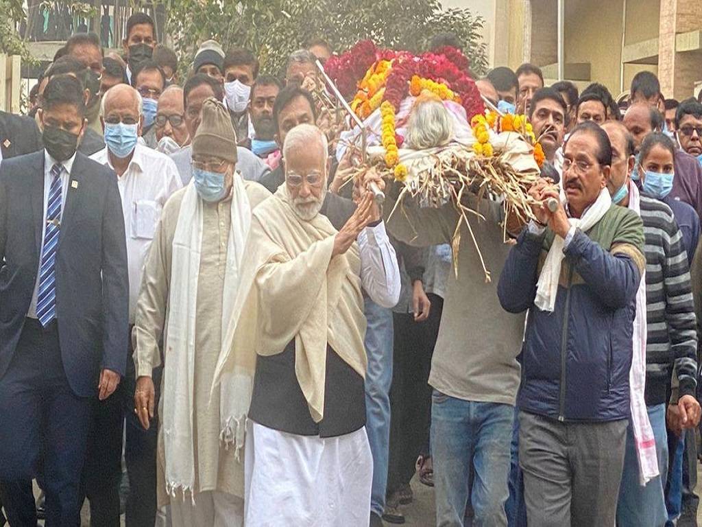 PM Modi performs last rites of mother in Gandhinagar