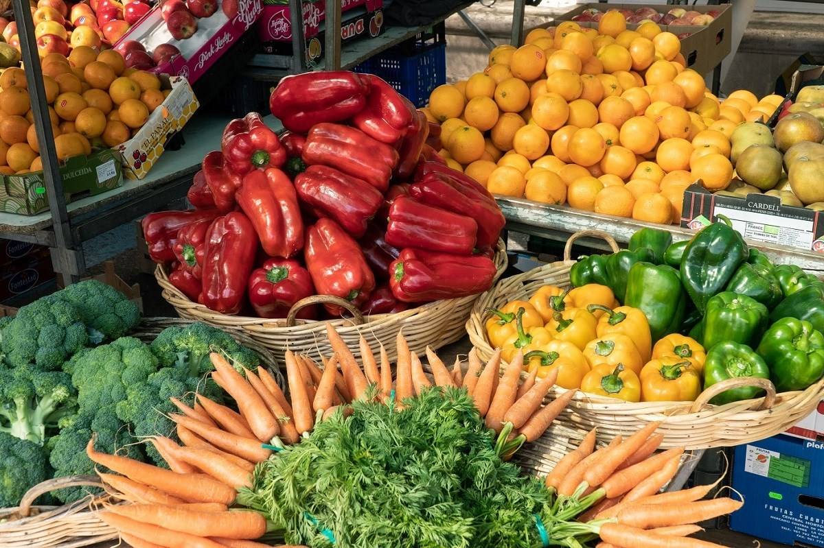Visiting local farmers' markets is a great way to find organic food in India
