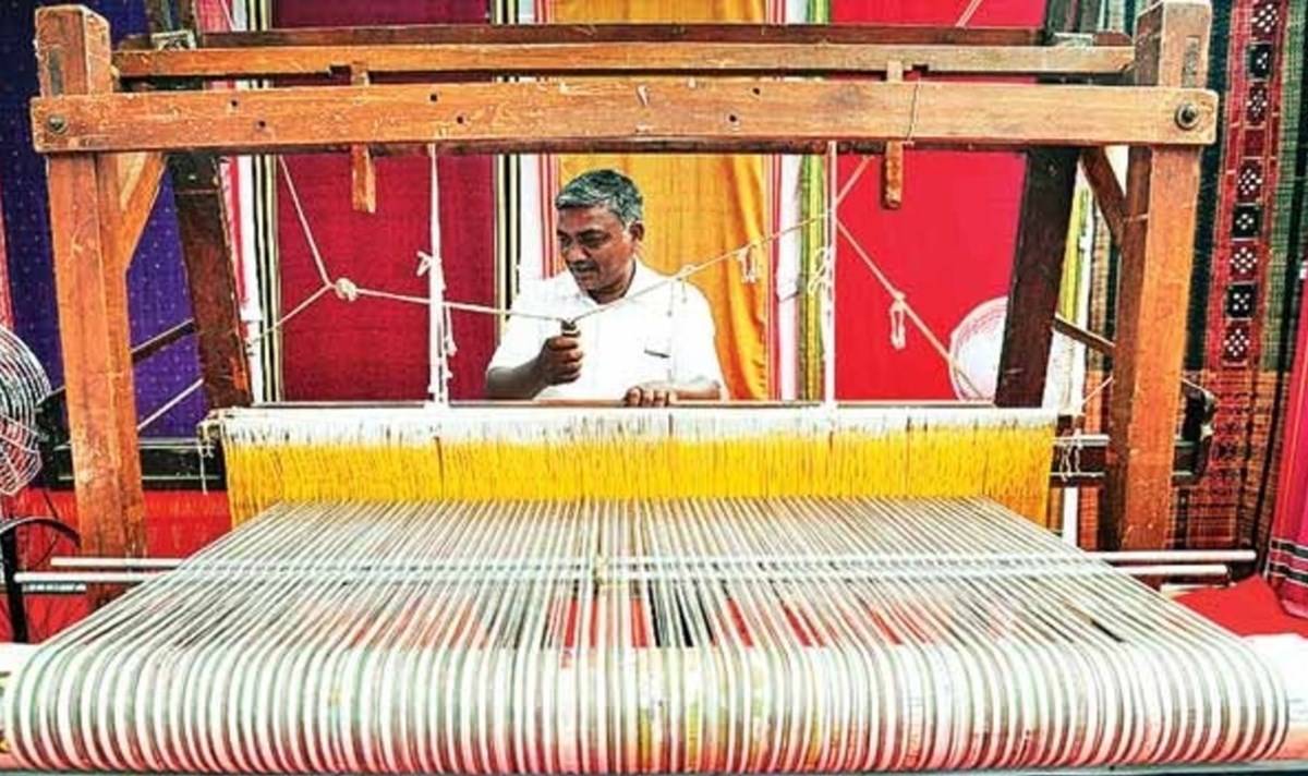 Weavers will be given grants to set up solar power plants to run their units under the 'Chief Minister Weaver Solar Energy Scheme