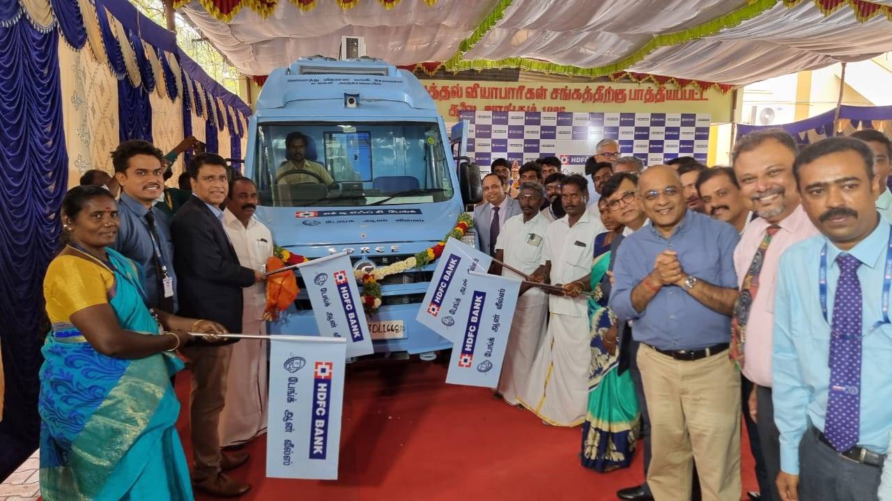 Sashidhar Jagdishan, MD & CEO of HDFC Bank, flagged off the van at the Virudhunagar Vyaparigal Sangam in presence of other senior officials