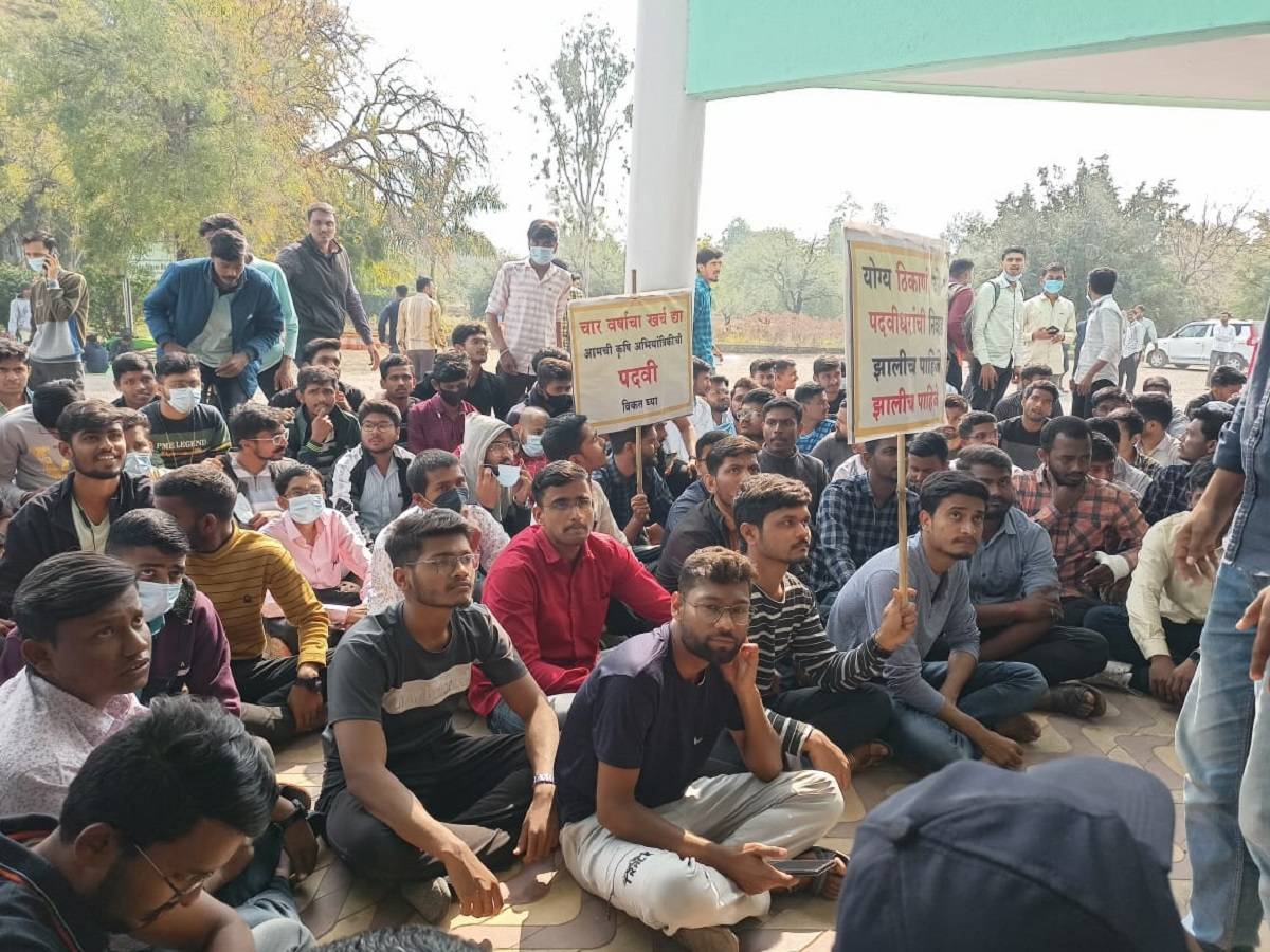 Students protesting at Rahuri Campus