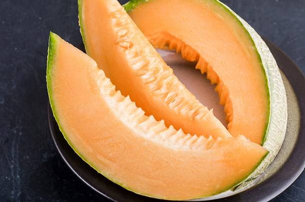 Due to its high antioxidant capacity, electrolyte content, and water content, cantaloupe offers several proven health benefits