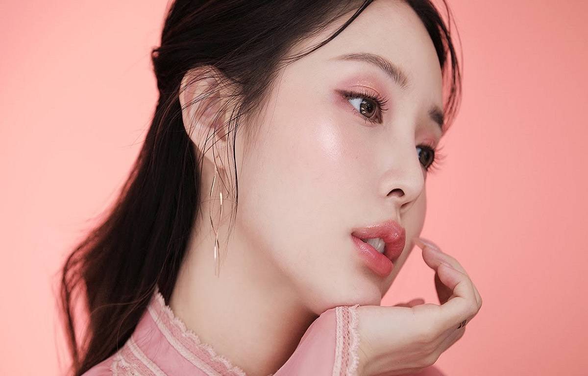 The South Korean beauty regimen doesn’t put a lot of emphasis on skin care products instead it focuses on the techniques of skin preservation