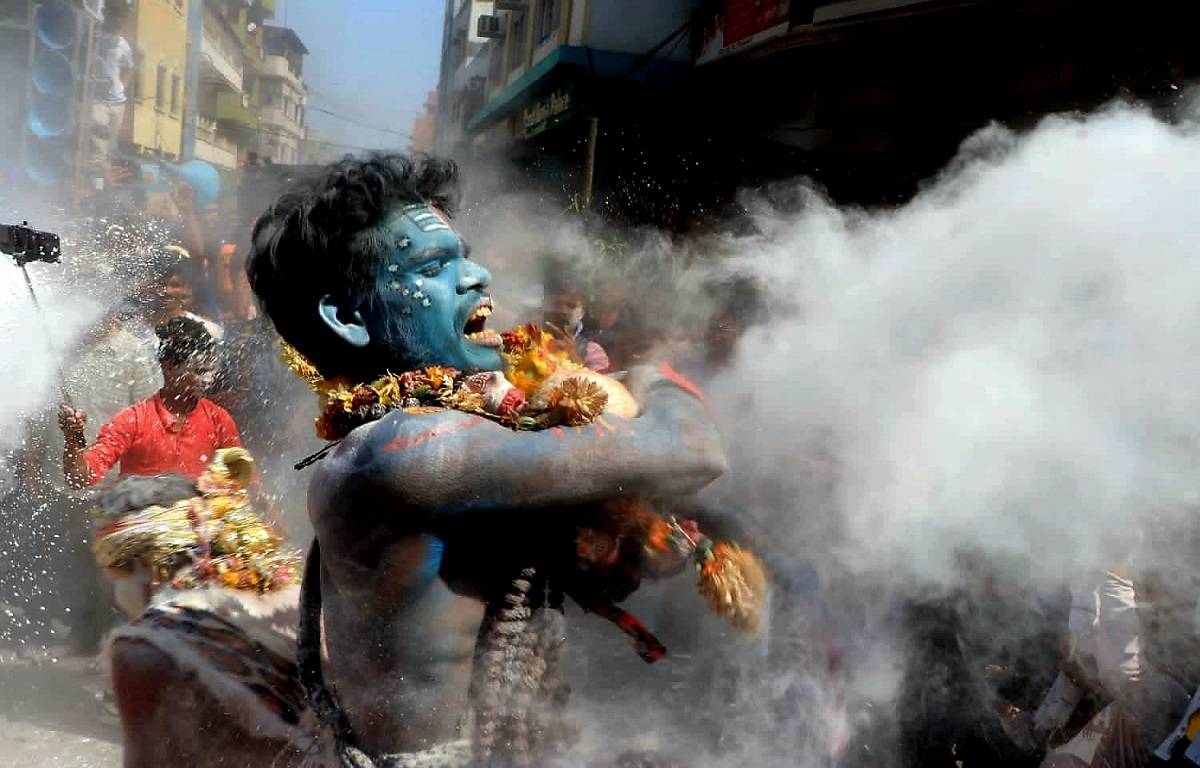 Harishchandra Ghat celebrates Holi with ashes and remains of the pyre