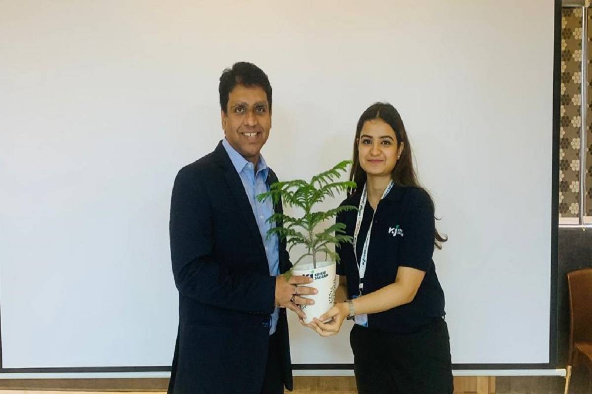 The guests were presented with a small plant as a token of appreciation by Krishi Jagran Team.