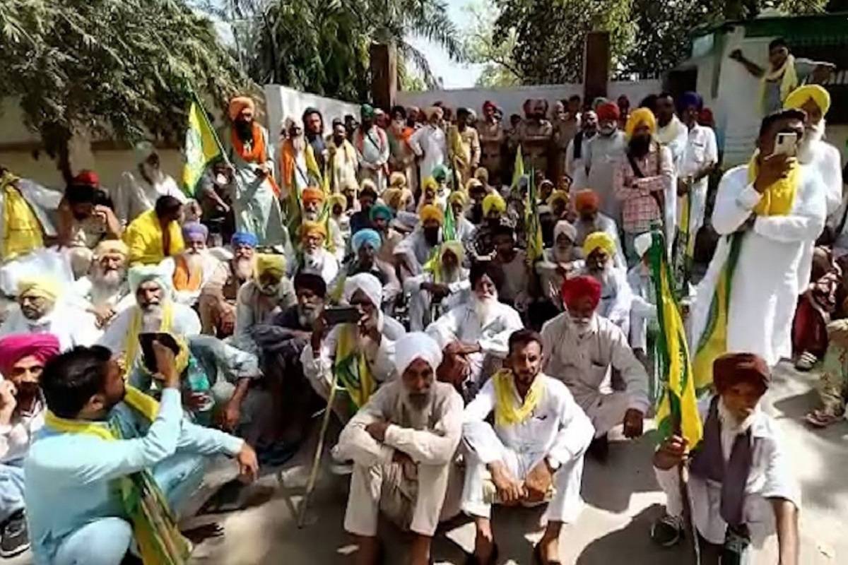 Locals stage a dharna outside the house of chief engineer (commercial) of PSPCL in Thermal Colony of Bathinda.