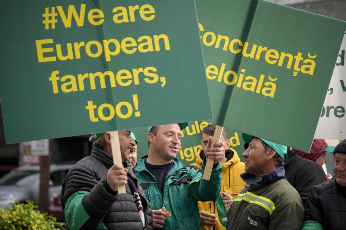 Romanian Farmers Stage Border Blockade in Protest Against Ukrainian Grain Imports